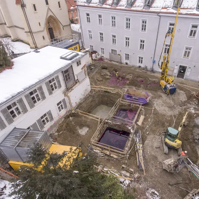Keller führt Arbeiten zur Sanierung kontaminierter Böden durch
