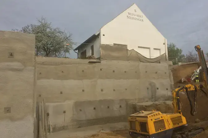 Herstellung einer Baugrubensicherung mittels Spritzbeton und Bodennägeln