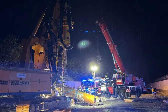 Feuerwehr Gemeinschaftsuebung auf der Keller-Baustelle S16 in Tirol