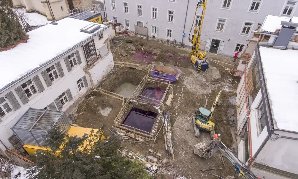 Keller führt Arbeiten zur Sanierung kontaminierter Böden durch