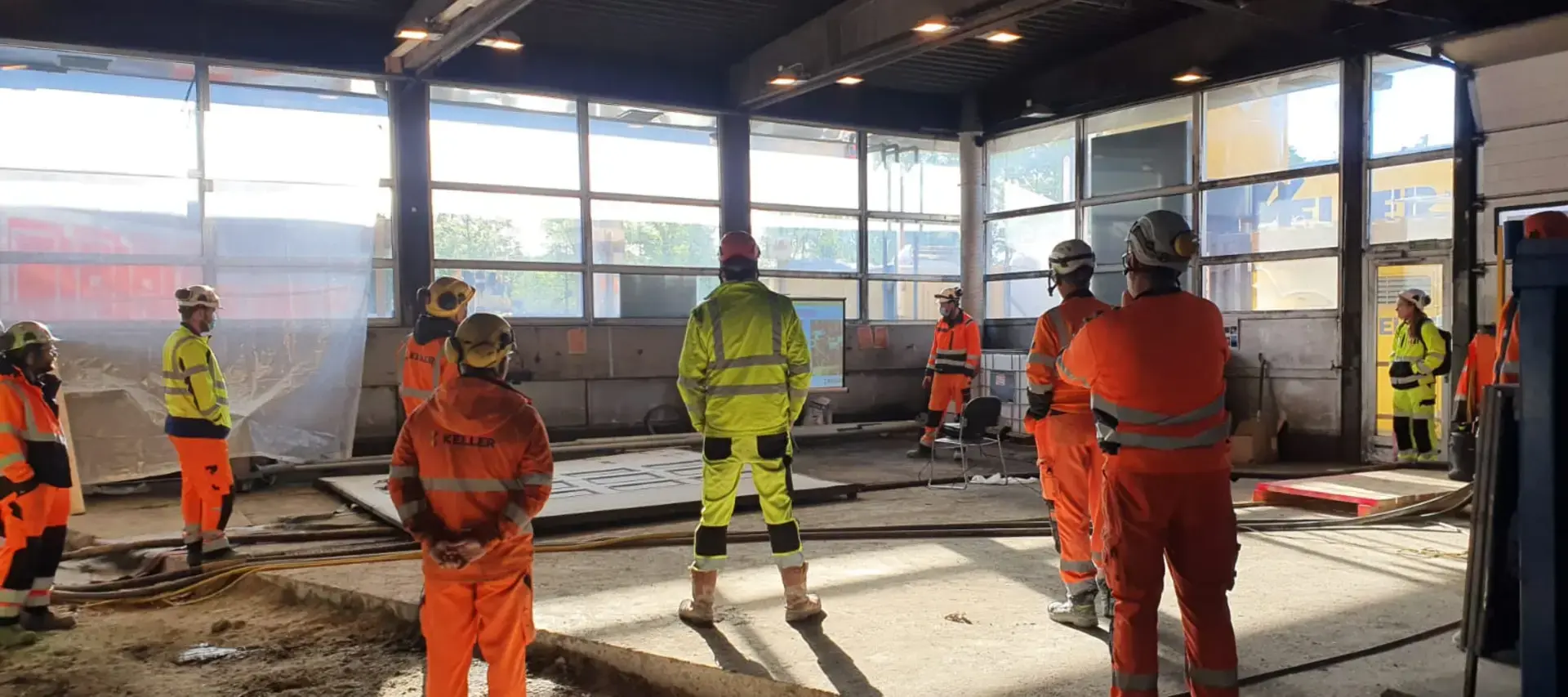 Keller Team Meeting auf der Baustelle