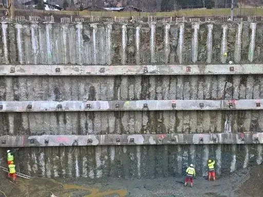 Blick auf die aufgelöste Bohrpfahlwand beim KW Gries