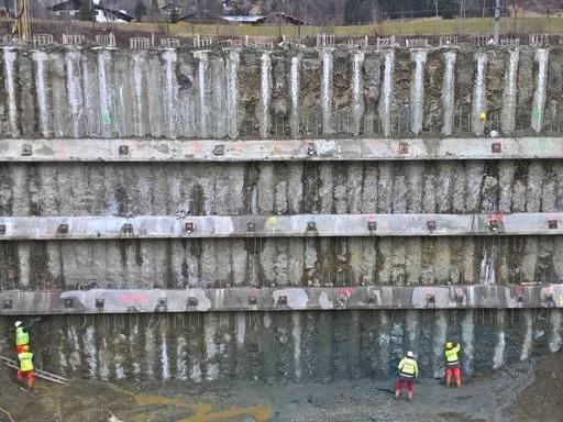Blick auf die aufgelöste Bohrpfahlwand beim KW Gries