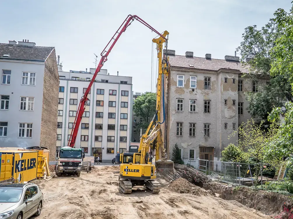 Keller bei der Herstellung von Vor-der-Wand Pfählen