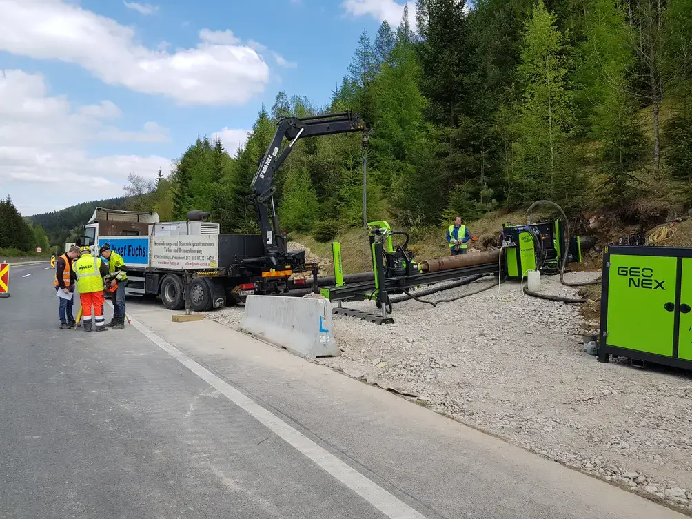 Keller bei der Ausführung von gerichteten Bohrungen auf der S6 bei Mitterdorf