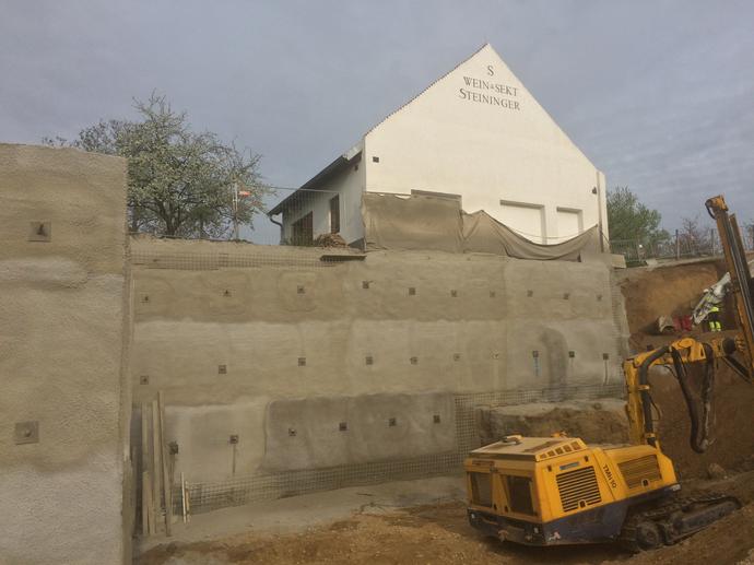 Herstellung einer Baugrubensicherung mittels Spritzbeton und Bodennägeln